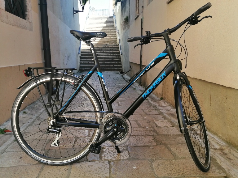 Plavo-crni ženski gradski bicikl