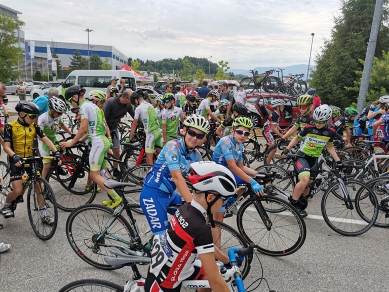 Skupina mladih biciklista na utrci